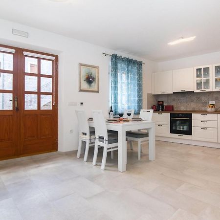 House Tia Villa Vrboska Bagian luar foto
