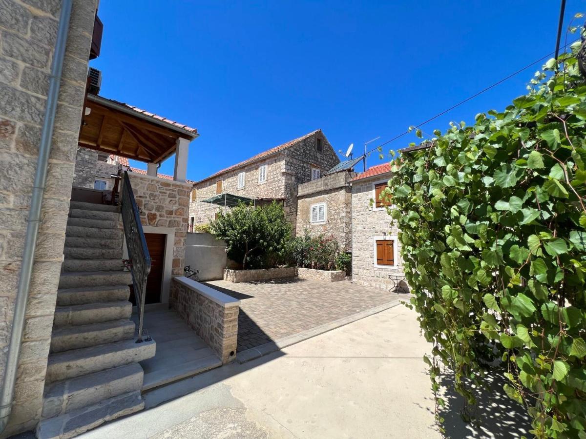 House Tia Villa Vrboska Bagian luar foto