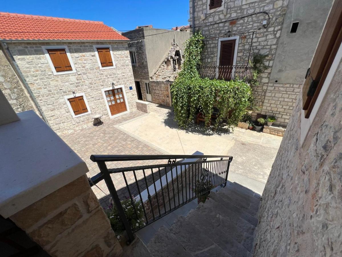 House Tia Villa Vrboska Bagian luar foto