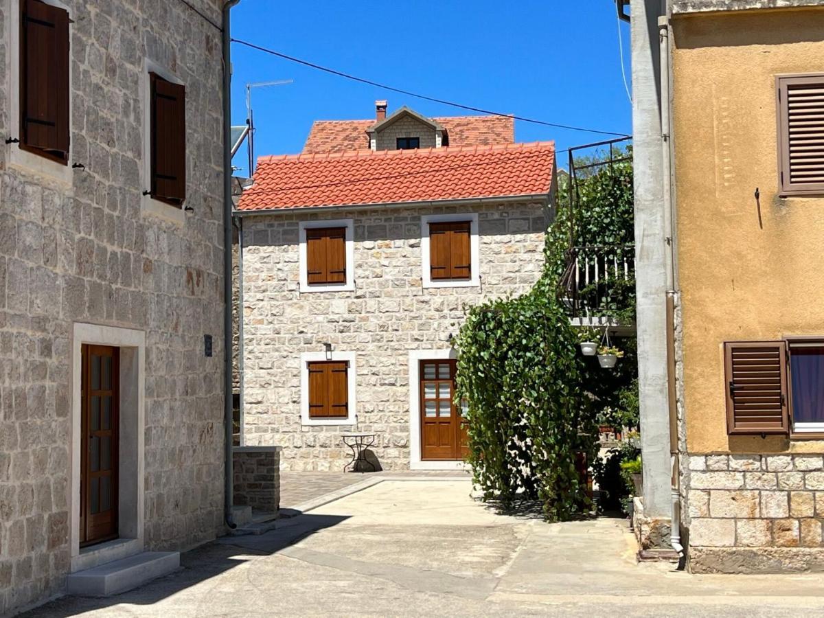 House Tia Villa Vrboska Bagian luar foto