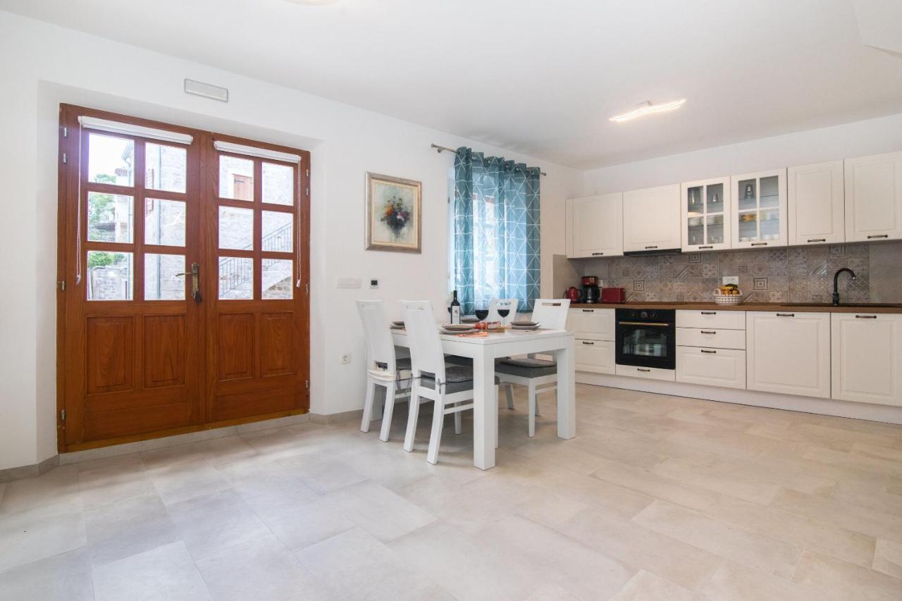 House Tia Villa Vrboska Bagian luar foto