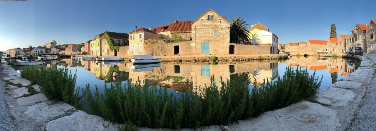 House Tia Villa Vrboska Bagian luar foto